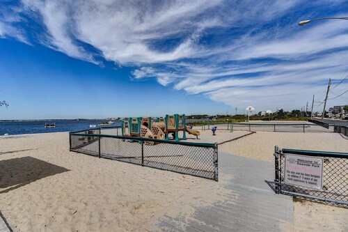 POOL AND HOT TUB! 2 BLOCK WALK TO BEACH & BOARDWALK