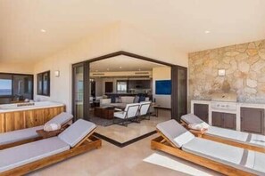 Téléviseur connecté, table de baby-foot, table de ping-pong