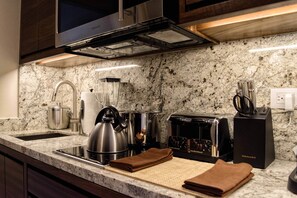 Réfrigérateur, micro-ondes, plaque de cuisson, cafetière/bouilloire