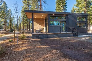 Adventure Cabin | 2 bedrooms, soundproofing, free WiFi - Village Camp Truckee (Truckee)