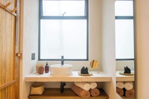 Shower - Casa Aymara 501: Outdoor Pool & Rooftop access (Brisas de Zicatela)