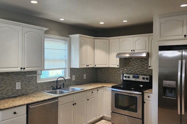 Jääkaappi, mikroaaltouuni, uuni, liesi