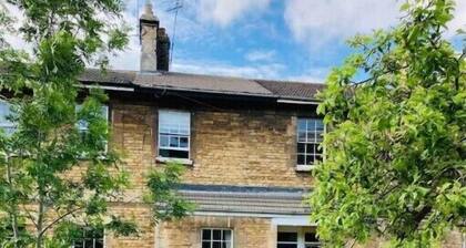 A Charming Two Bedroom Cottage near Burghley Park