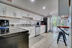 Frigorifero, microonde, forno, piano cottura