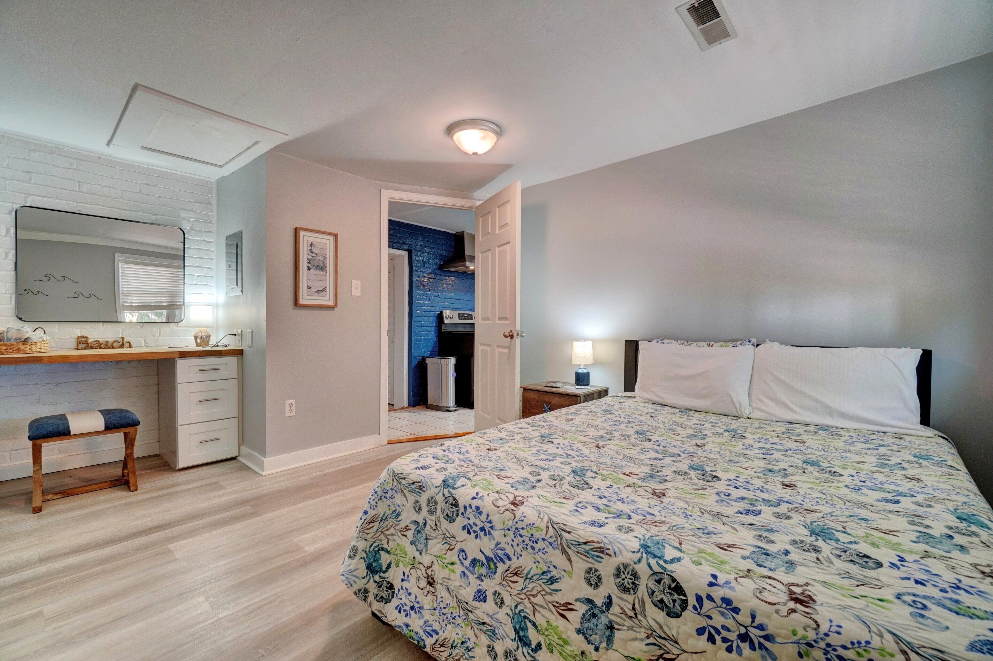 3 bedrooms, desk, WiFi, bed sheets