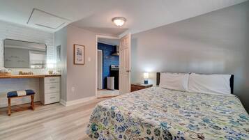 3 bedrooms, desk, WiFi, bed sheets