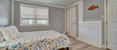 3 bedrooms, desk, WiFi, bed sheets