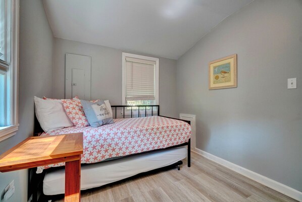3 bedrooms, desk, WiFi, bed sheets