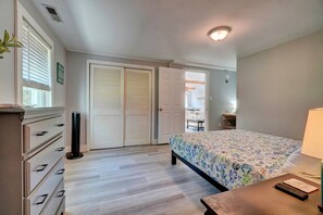 3 室のベッドルーム、デスク、WiFi、ベッドシーツ