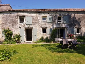 Outdoor dining - Cottage (sleeps 6) at Domaine de Chantageasse, a 17th century estate with pool (Asnières-la-Giraud)