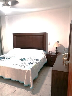 2 bedrooms, iron/ironing board, WiFi, bed sheets - Just a 10 minute walk from the center of Tlaquepaque with garage.  (San Pedro Tlaquepaque)