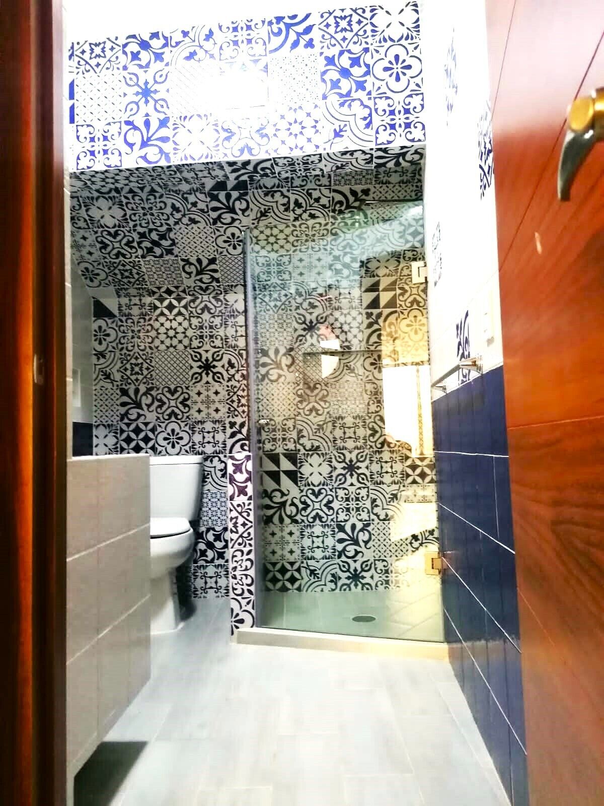 淋浴设施、毛巾、卫生纸