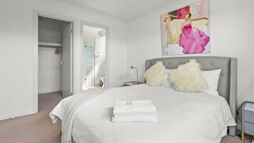 4 chambres, bureau, fer et planche Ă repasser, lit parapluie