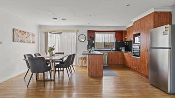 Refrigerador, microondas, horno y parrilla de estufa