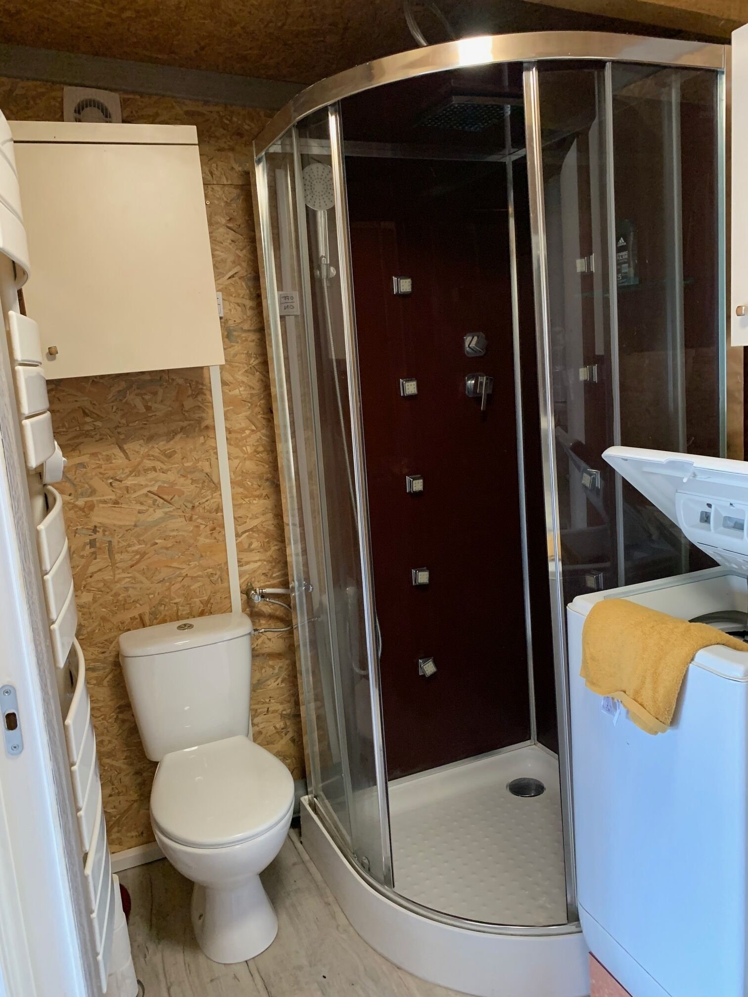 Een douche, een haardroger, toiletpapier