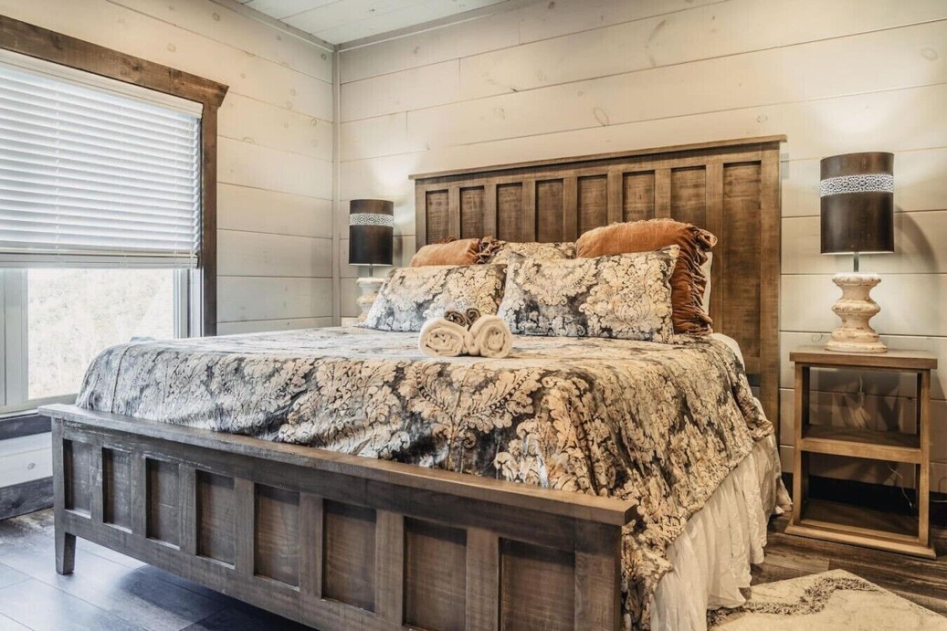 6 bedrooms, desk, iron/ironing board, WiFi