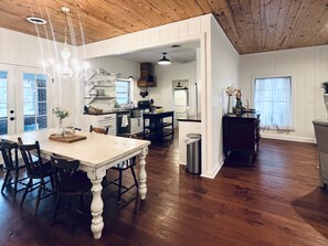 Dining - Down on the Corner
In the heart of Flora with great outside space! (Flora)