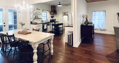Down on the Corner
In the heart of Flora with great outside space!