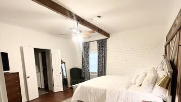 3 bedrooms, desk, iron/ironing board, travel crib