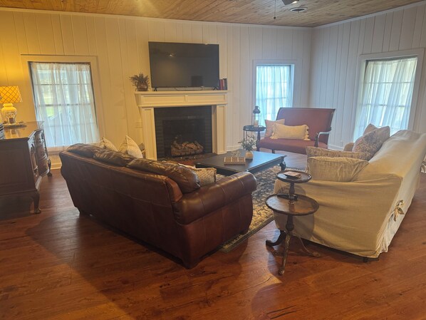 Smart TV, fireplace, DVD player, books - Down on the Corner
In the heart of Flora with great outside space! (Flora)