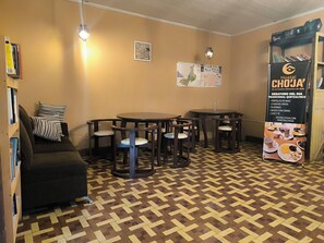 32-inch Smart TV with digital channels, books - Hostal Choja (Quetzaltenango)