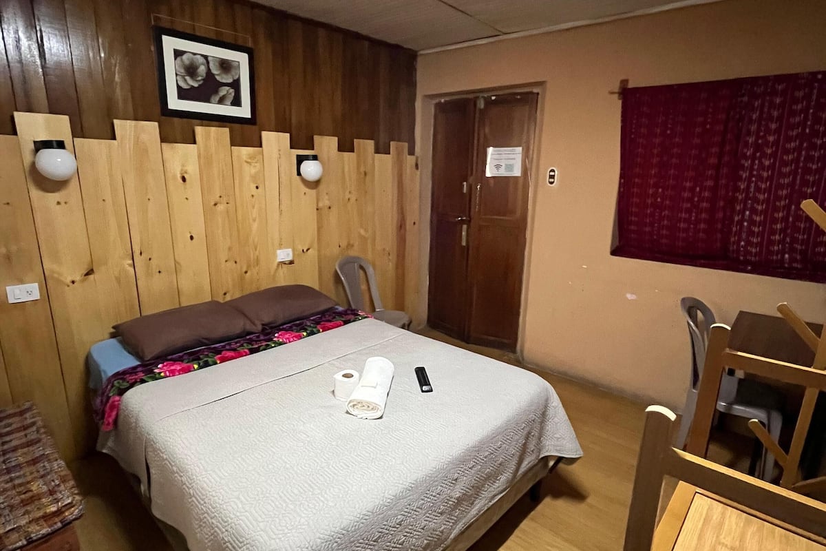 Comfort Single Room | Premium bedding, down duvets, desk, laptop workspace
