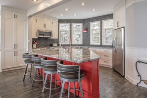 Fridge, microwave, oven, stovetop - Brand new modern duplex with garage, BBQ, hot tub, media room, foosball table (Silver Star Mountain)