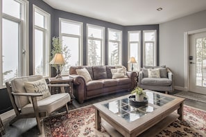 Smart TV, fireplace, video games, foosball - Brand new modern duplex with garage, BBQ, hot tub, media room, foosball table (Silver Star Mountain)