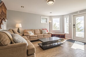 Smart-TV, Kamin, Videospiele, Tischfußball