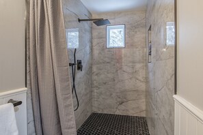 Hair dryer, towels, soap, shampoo - Brand new modern duplex with garage, BBQ, hot tub, media room, foosball table (Silver Star Mountain)