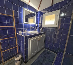 Dutxa, bidet, tovalloles i sabó 