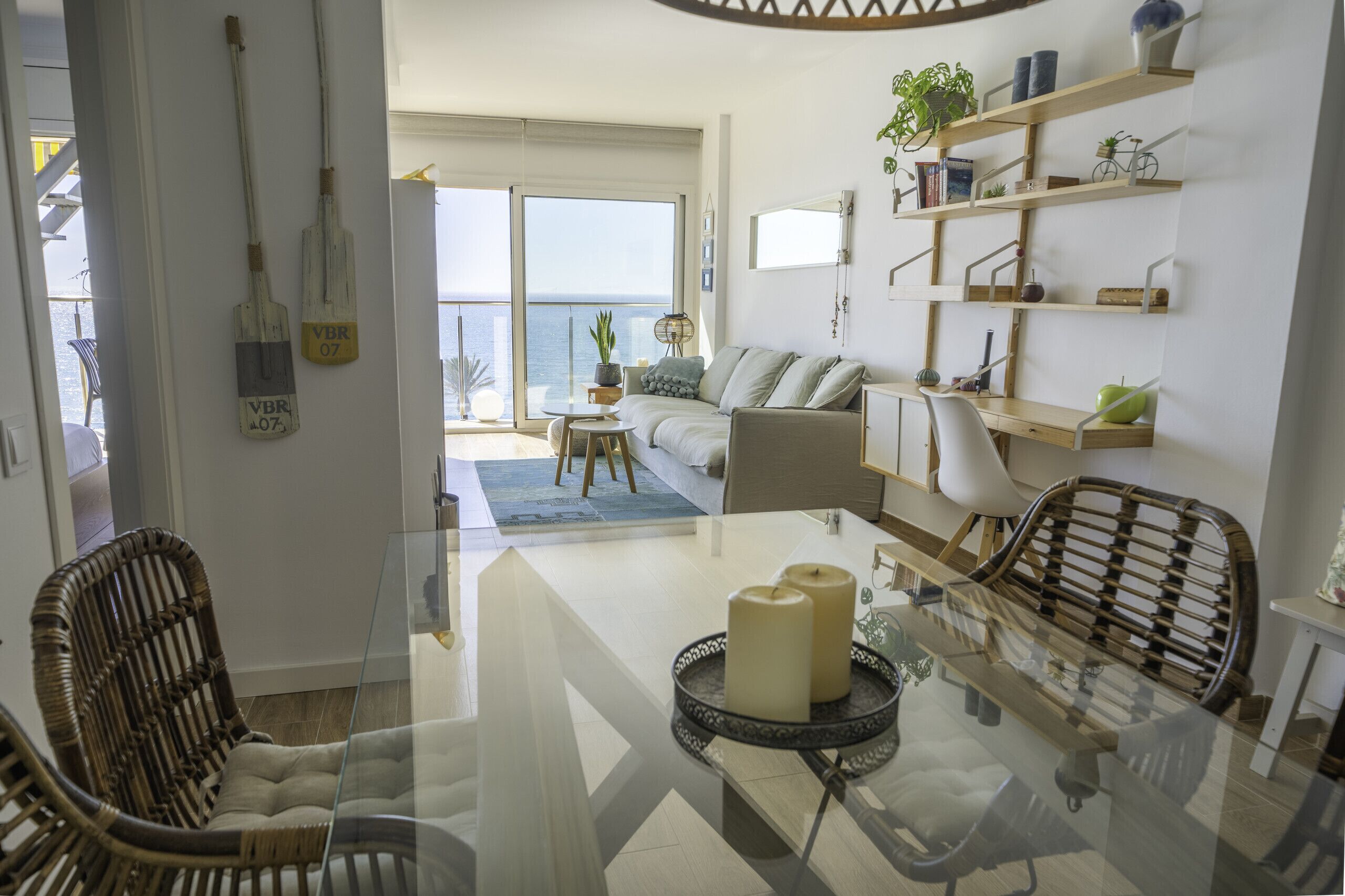 Una televisión, una chimenea