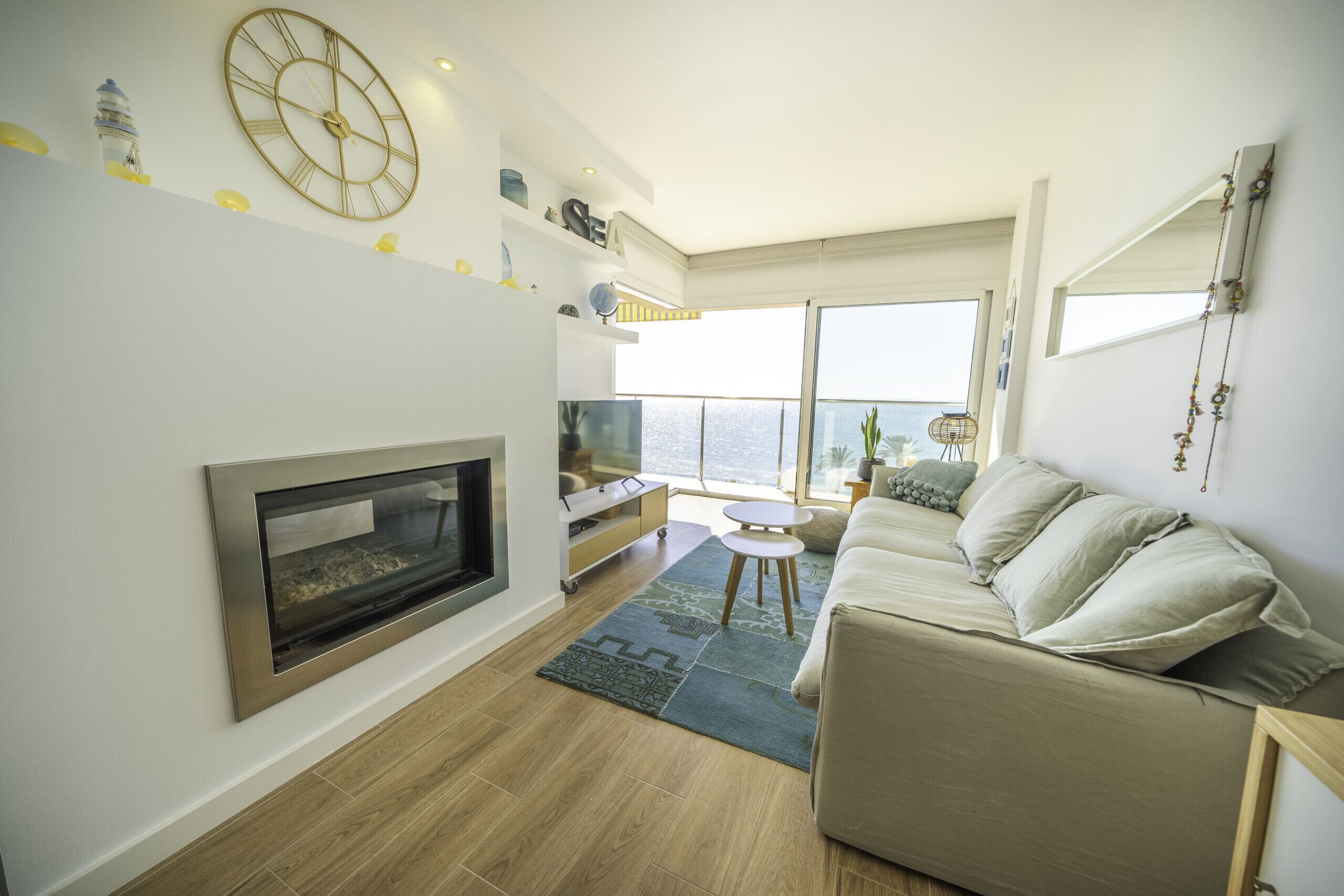 Una televisión, una chimenea