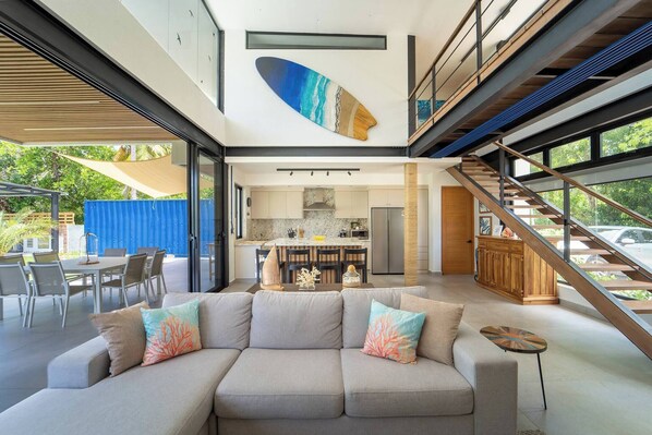 Villa, 3 Schlafzimmer, eigener Pool, Gartenblick | Wohnzimmer | Bücher