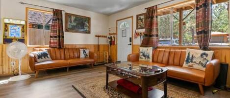 Älytelevisio, takka, videopelejä, pöytäjalkapallopöytä