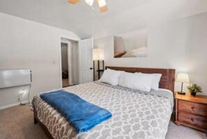 2 bedrooms, desk, travel cot, free WiFi - Cozy 2 Bedroom Cabin, Pet-Friendly, Fenced Yard & Air Conditioner (Big Bear)