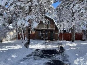 Exterior - Cozy 2 Bedroom Cabin, Pet-Friendly, Fenced Yard & Air Conditioner (Big Bear)