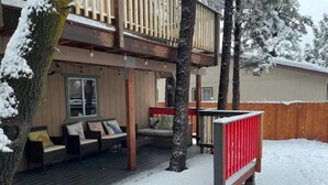Terrace/patio - Cozy 2 Bedroom Cabin, Pet-Friendly, Fenced Yard & Air Conditioner (Big Bear)