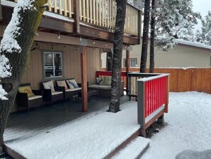 Terrace/patio - Cozy 2 Bedroom Cabin, Pet-Friendly, Fenced Yard & Air Conditioner (Big Bear)