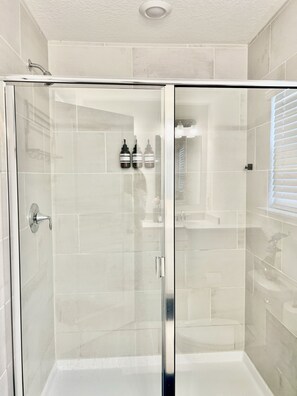Een douche, een haardroger, handdoeken, zeep