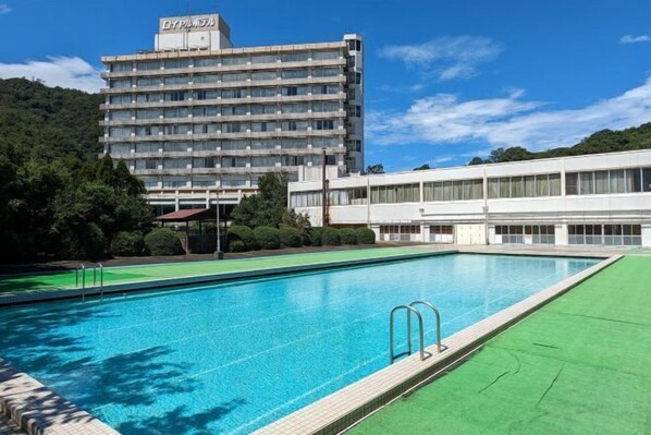 حمام سباحة خارجي