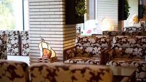 A seating area with patterned sofas and a decorative light fixture. - Misasa Royal Hotel (Misasa)