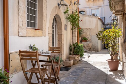 Il Cortile sul Vicolo Alla Giudecca by Wonderful Italy