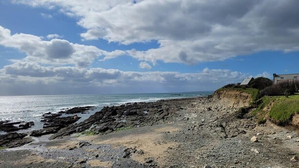A rocky beach with a house on the right. - Tipoz'Immo • Brise Marine 2 • beach 600 m away • ideal for couples or families! (Plozévet)