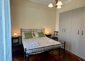 3 bedrooms, desk, iron/ironing board, WiFi