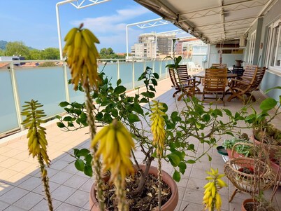 The Hammock, spacious, super-comfortable panoramic penthouse near Rossini Theater