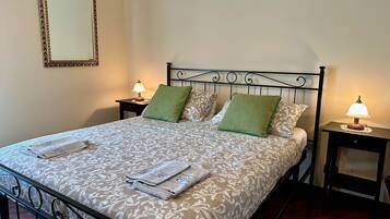 3 bedrooms, desk, iron/ironing board, WiFi
