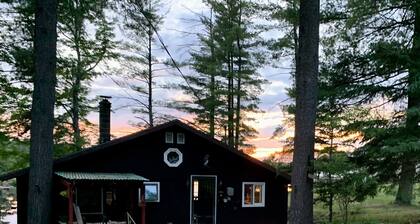 Rustic 2-bedroom cabin on Boyd Pond