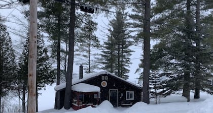 Rustic 2-bedroom cabin on Boyd Pond