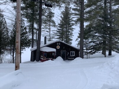 Rustic 2-bedroom cabin on Boyd Pond